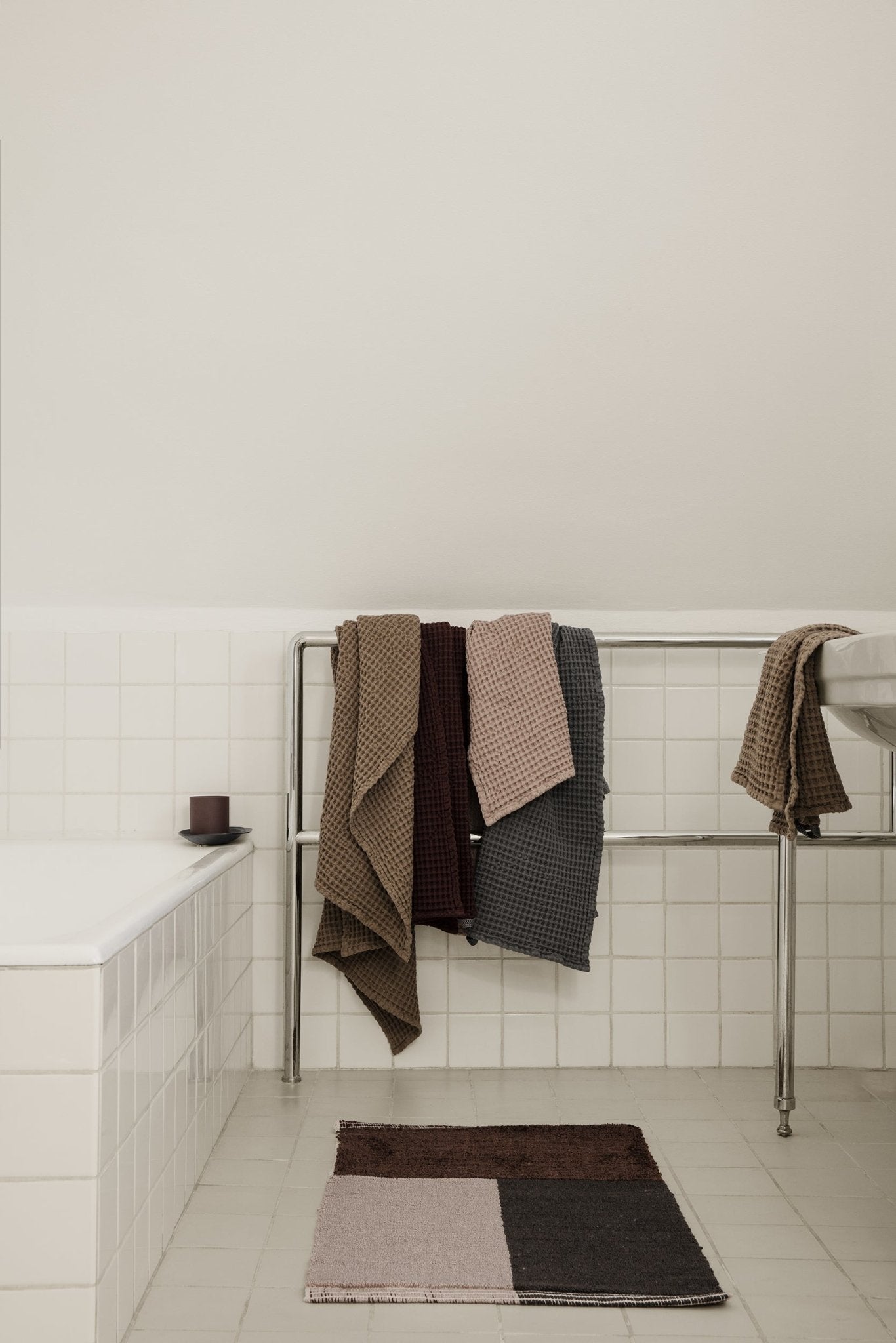 Ferm Living Pile kylpyhuonematto ruskea - Laatukaluste