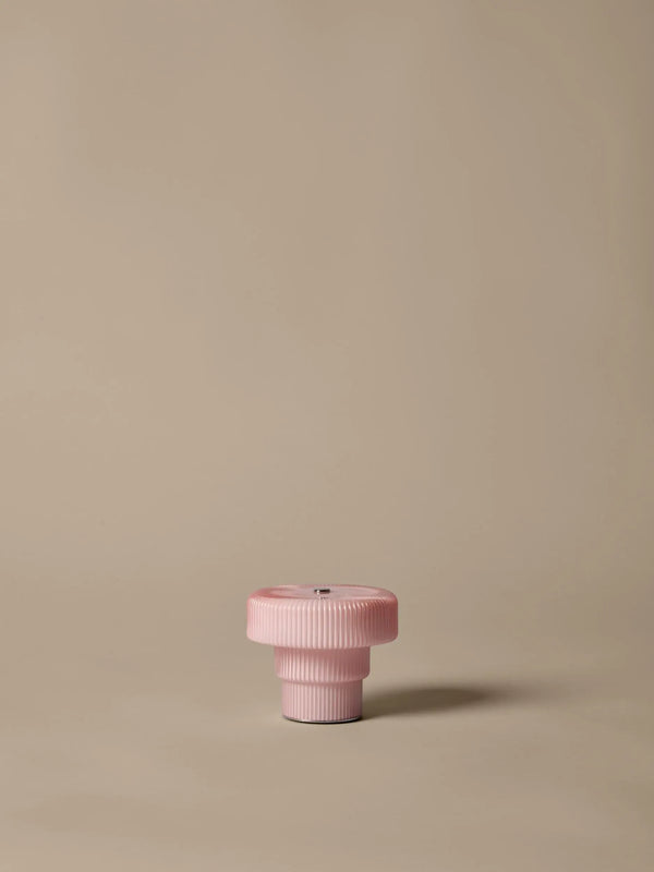 Ferm Living Ripple Portable pieni pöytävalaisin vaaleanpunainen Ferm Living