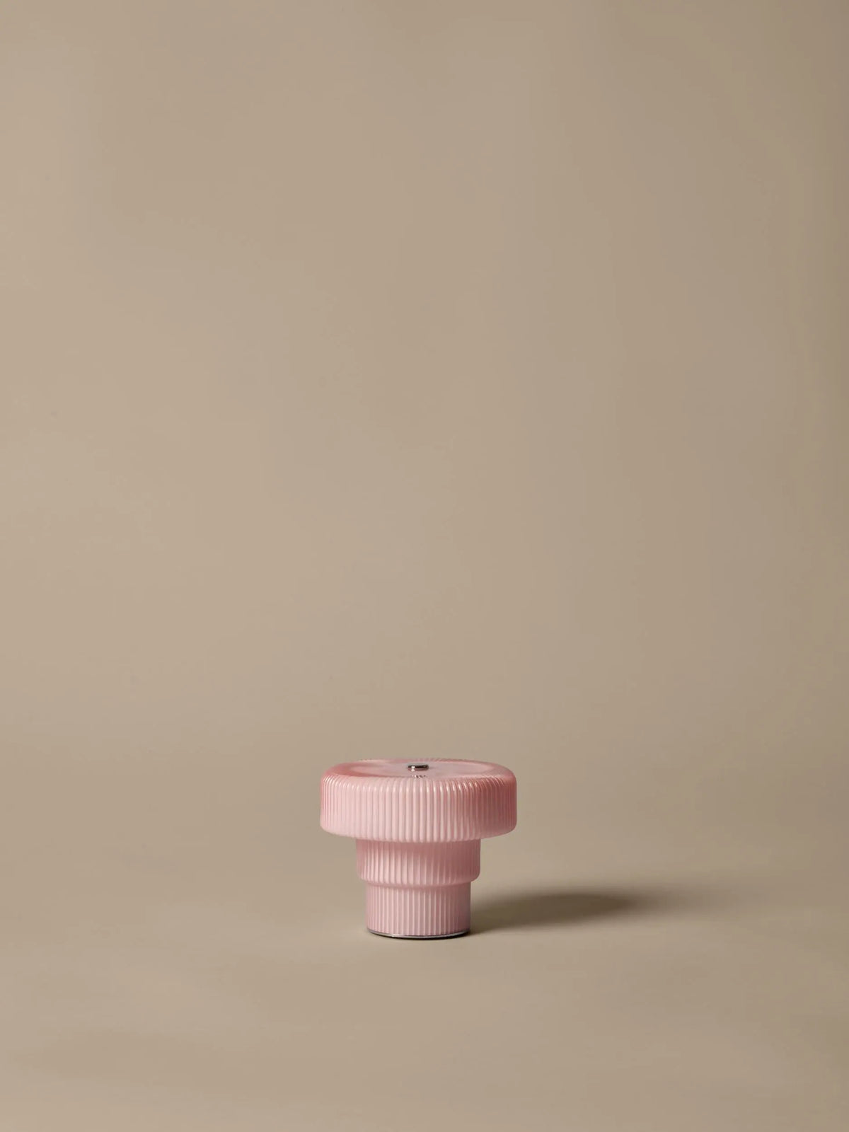 Ferm Living Ripple Portable pieni pöytävalaisin vaaleanpunainen Ferm Living