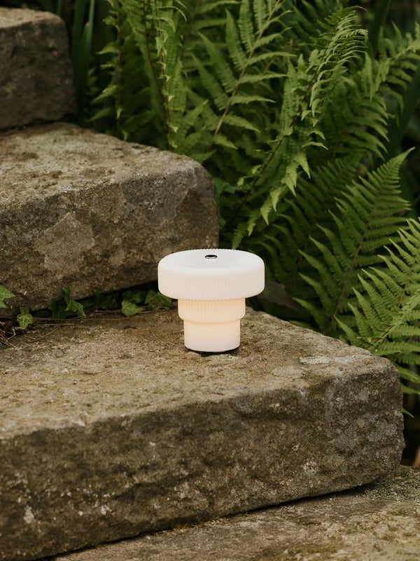 Ferm Living Ripple Portable pieni pöytävalaisin valkoinen Laatukaluste