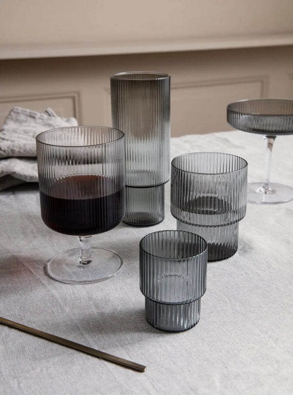 Ferm Living Ripple lasi 4kpl savunharmaa - Laatukaluste