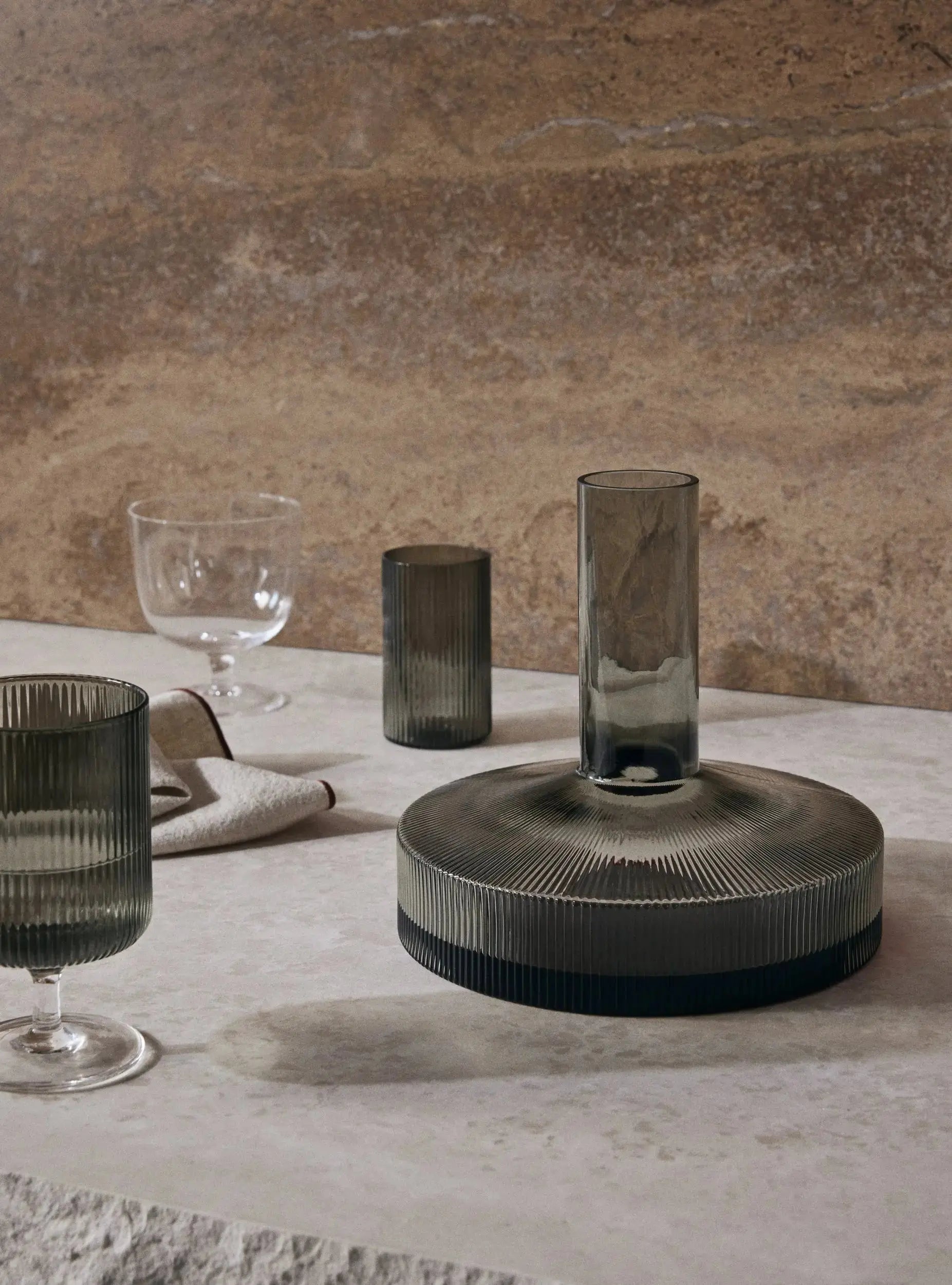 Ferm Living Ripple viinikarahvi savunharmaa Ferm Living