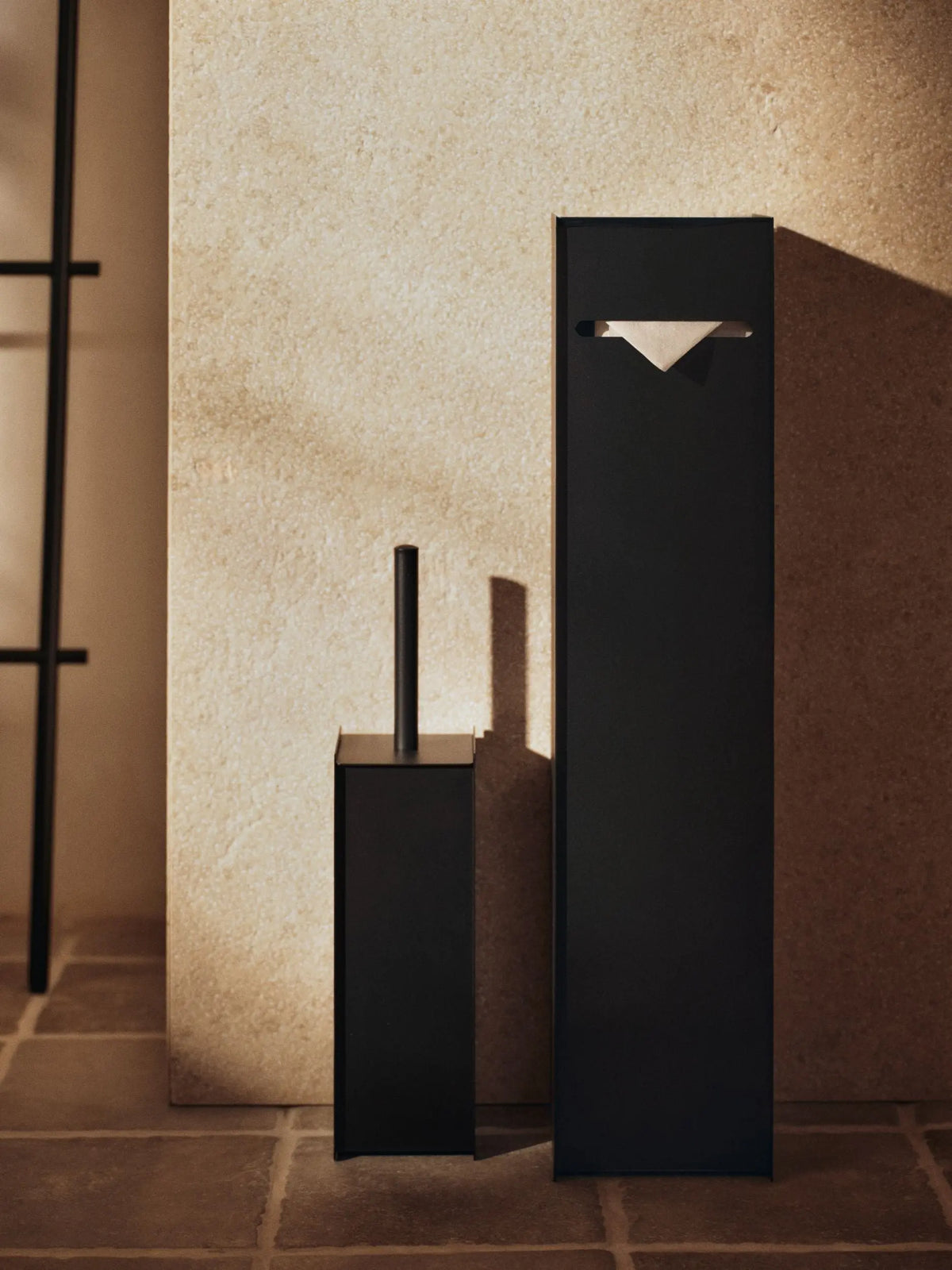 Ferm Living Sama vessaharja musta Ferm Living