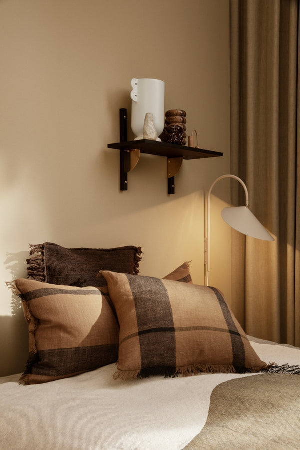 Ferm Living Sector kapea hylly musta/messinki - Laatukaluste