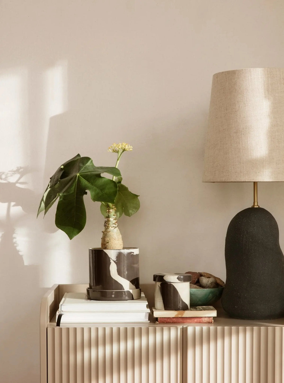 Ferm Living Sill kaappi matala cashmere - Laatukaluste