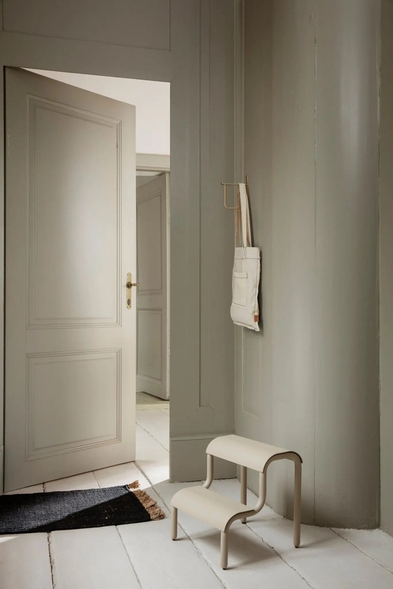 Ferm Living Up Step jakkara cashmere - Laatukaluste