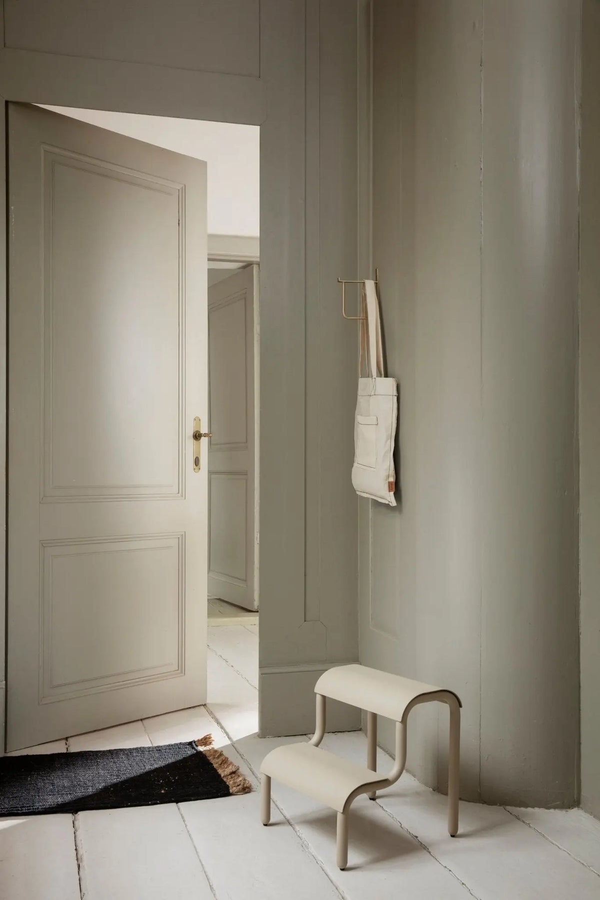 Ferm Living Up Step jakkara cashmere - Laatukaluste