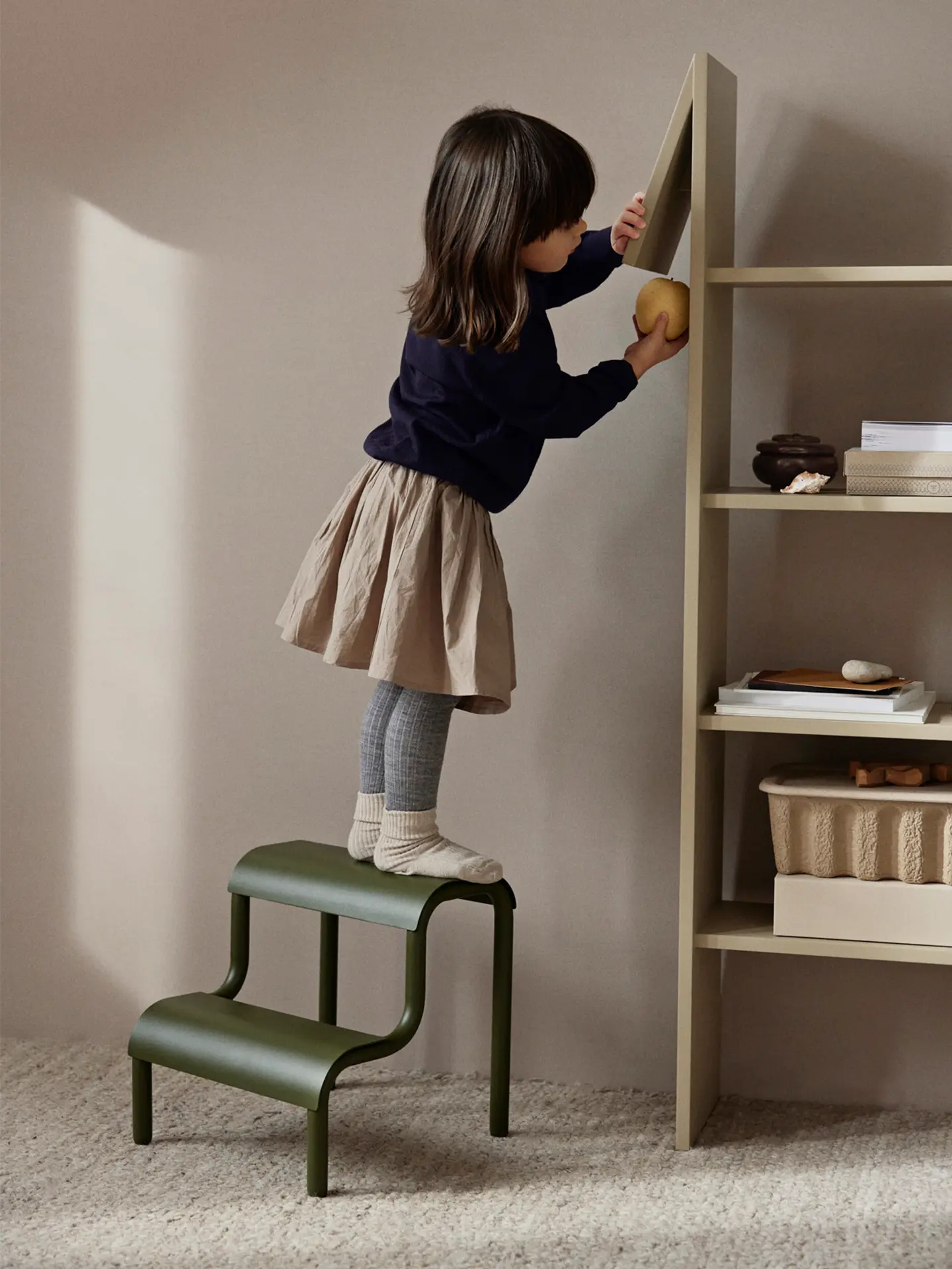 Ferm Living Up Step stool forest green - Laatukaluste