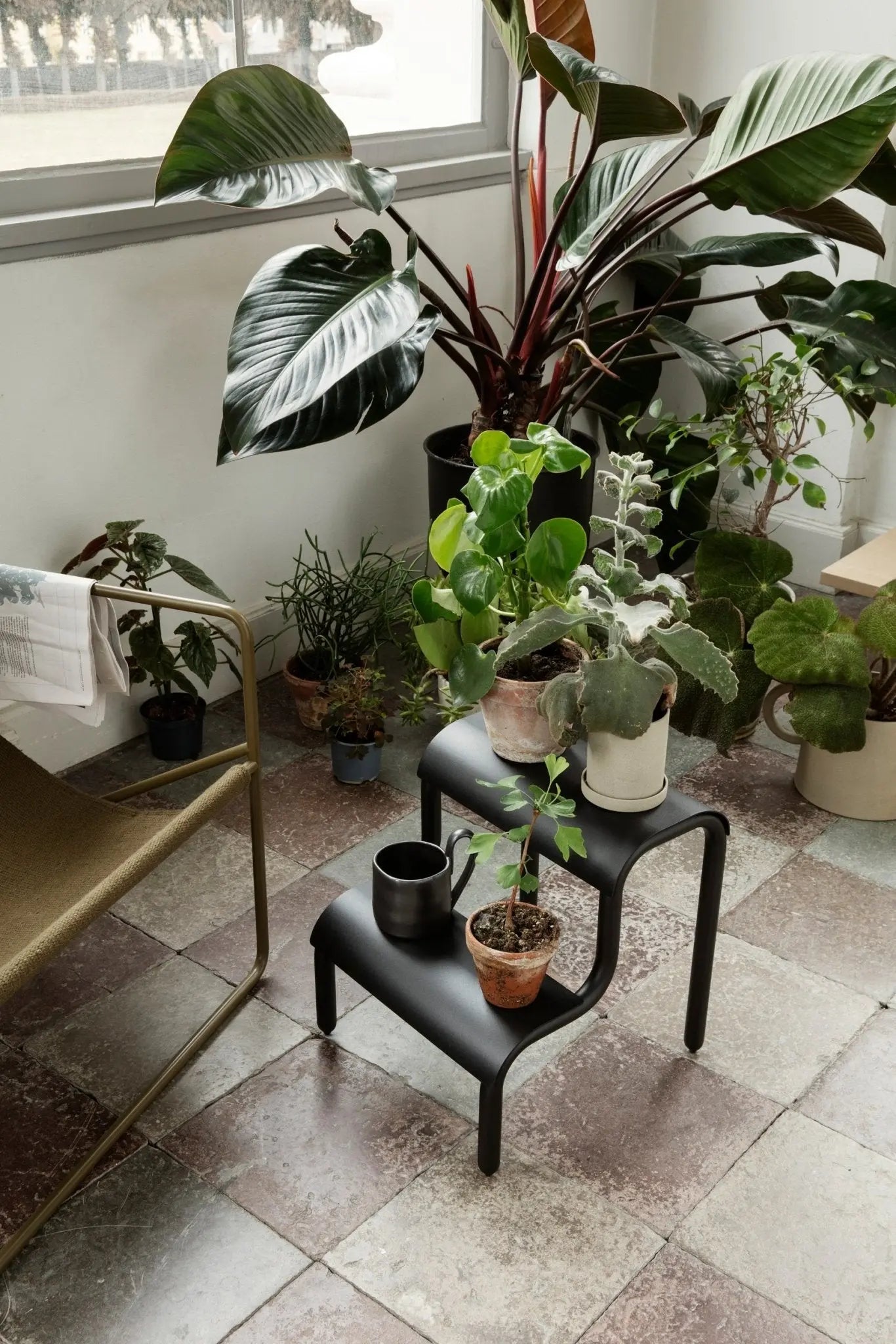 Ferm Living Up Step jakkara musta - Laatukaluste