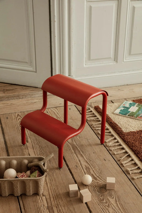 Ferm Living Up Step jakkara punainen - Laatukaluste