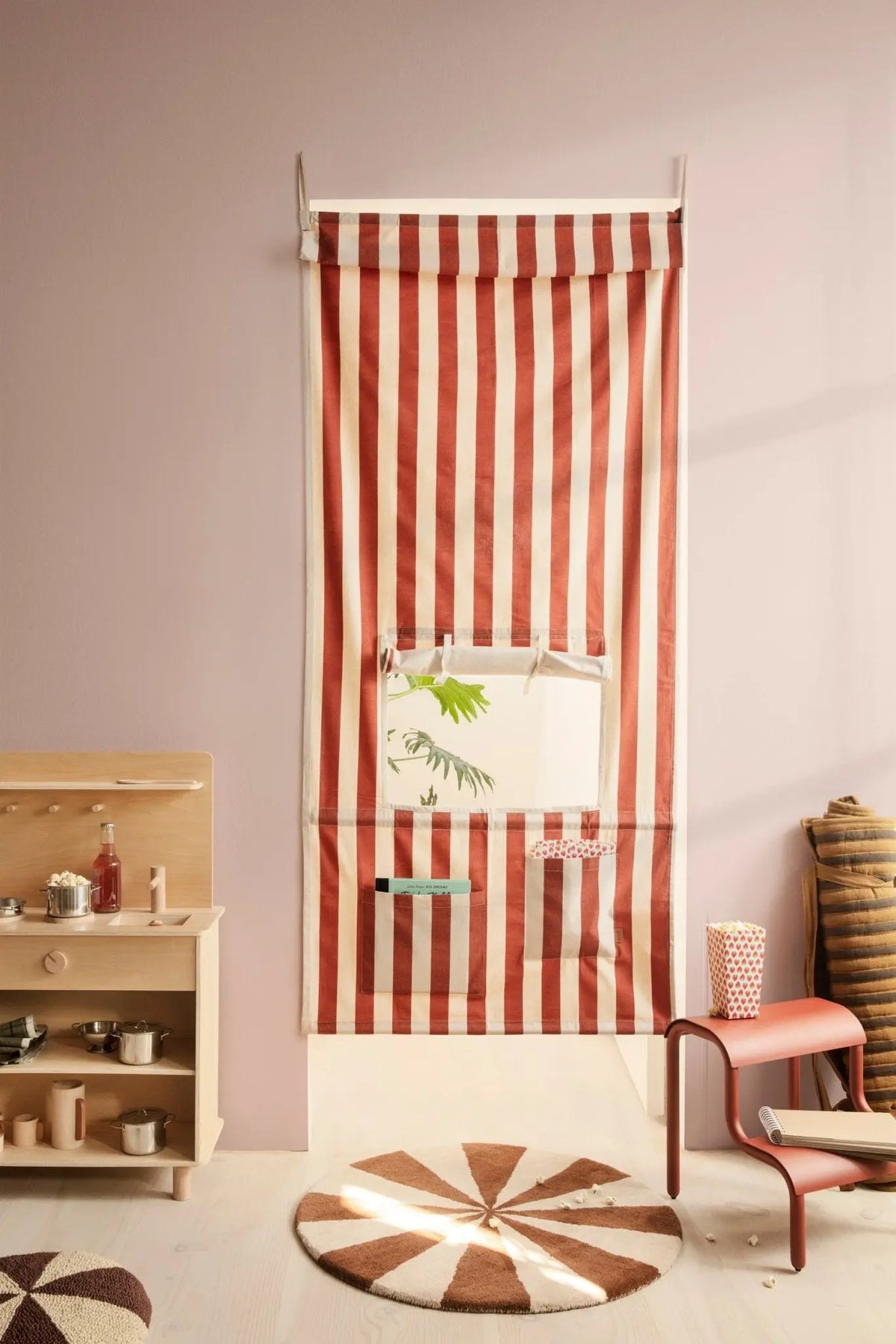 Ferm Living Up Step jakkara punainen - Laatukaluste