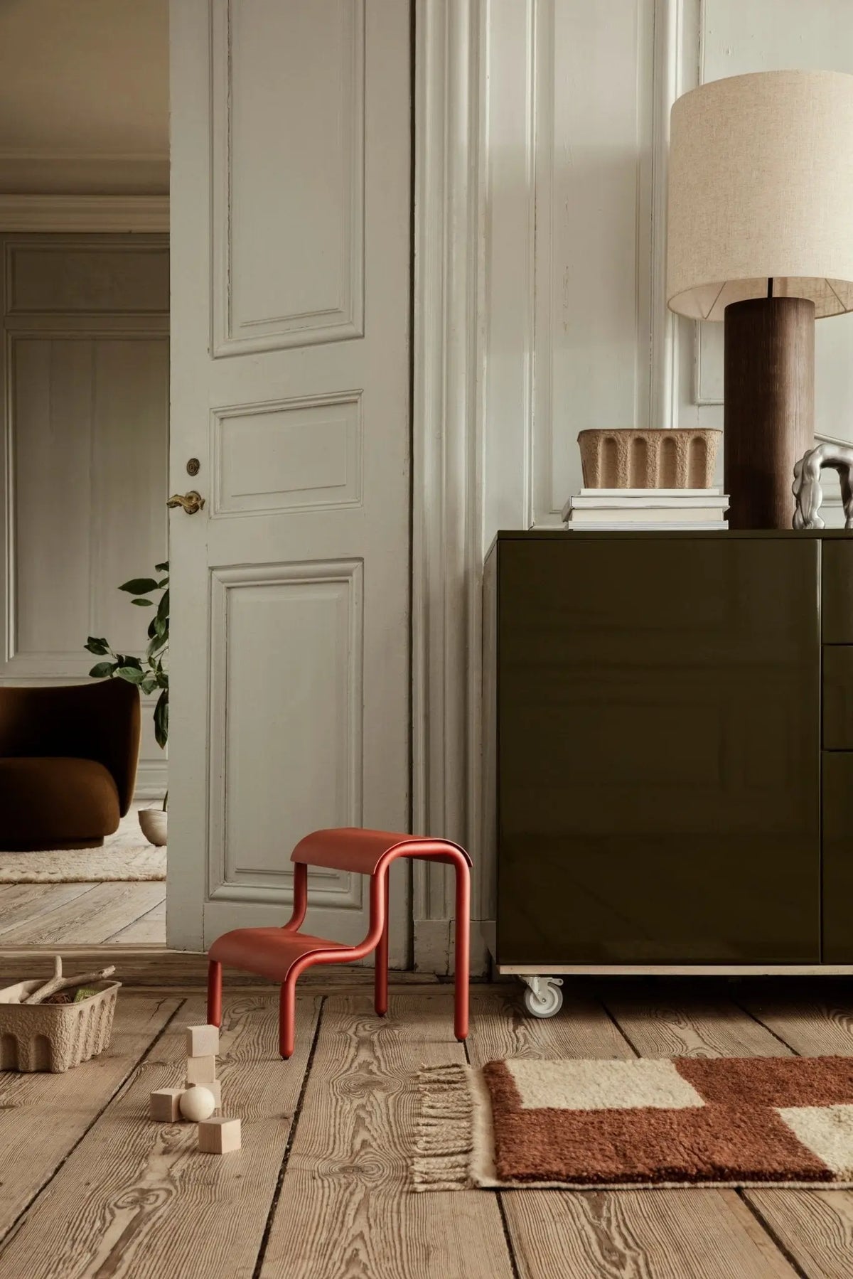 Ferm Living Up Step jakkara punainen - Laatukaluste