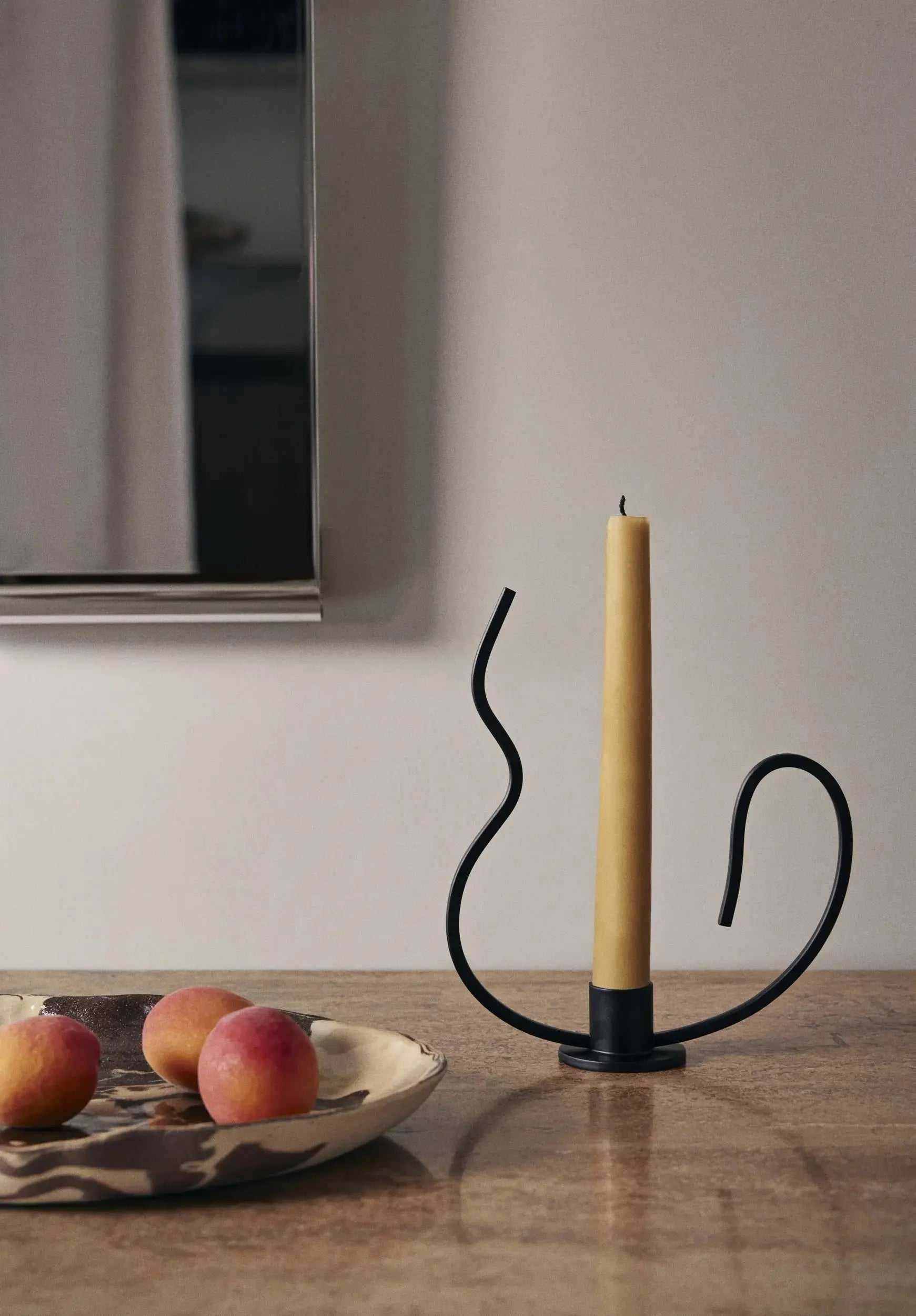 Ferm Living Valse matala kynttilänjalka musta Ferm Living