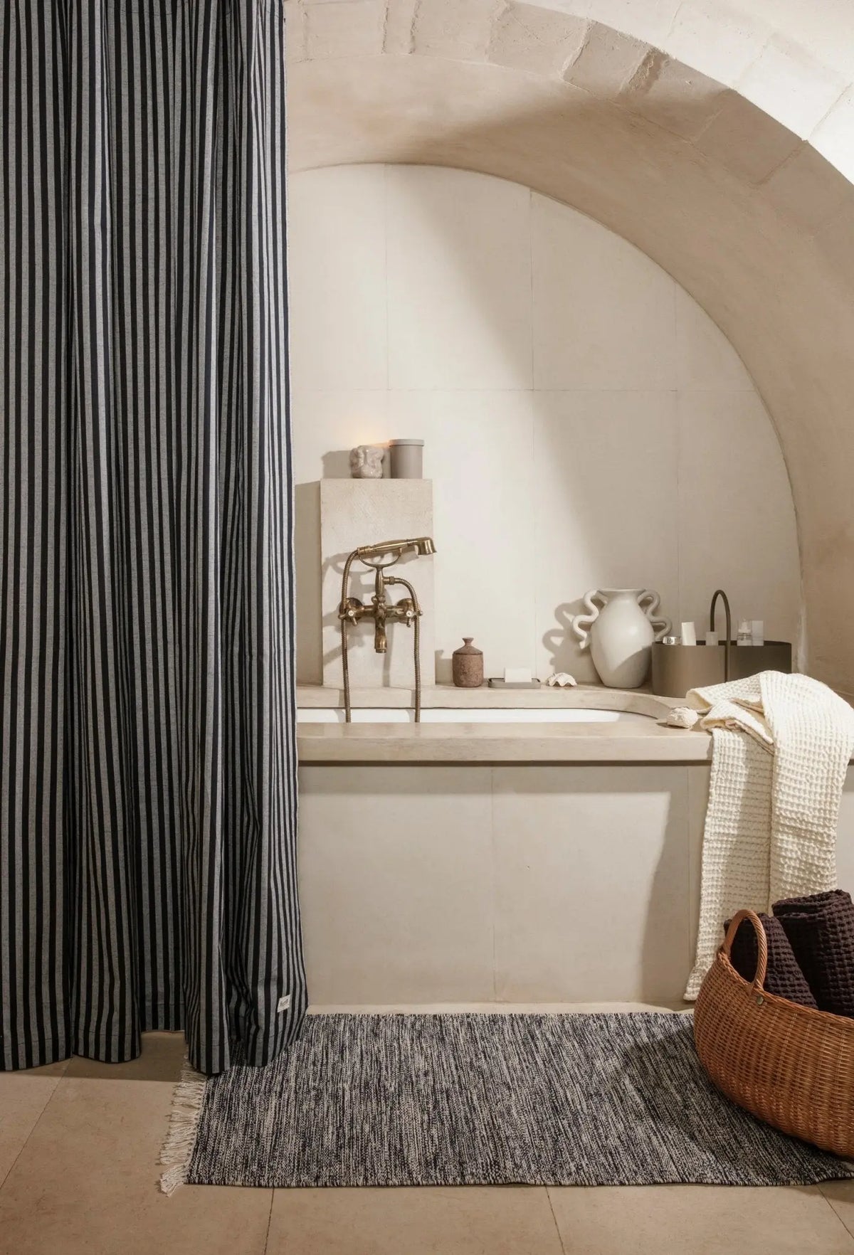 Ferm Living punottu matala kori - Laatukaluste