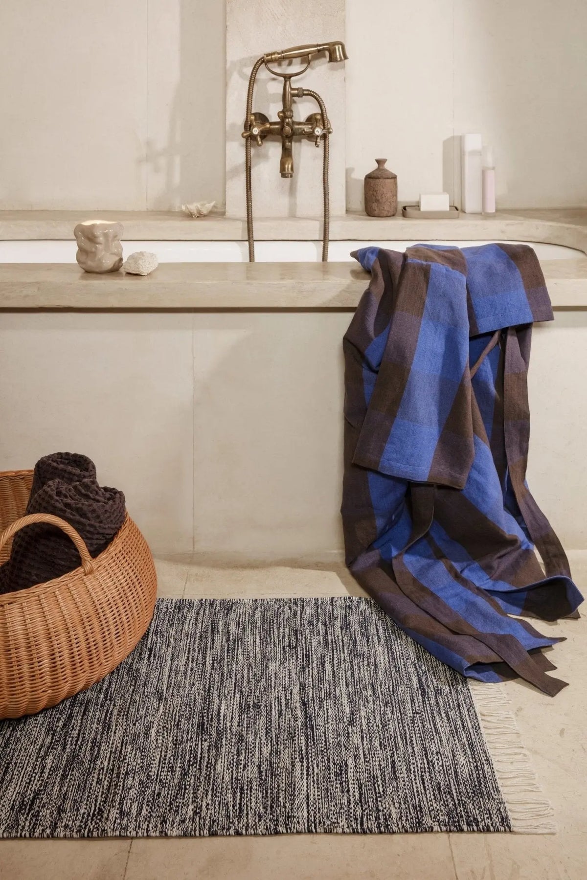 Ferm Living punottu matala kori - Laatukaluste