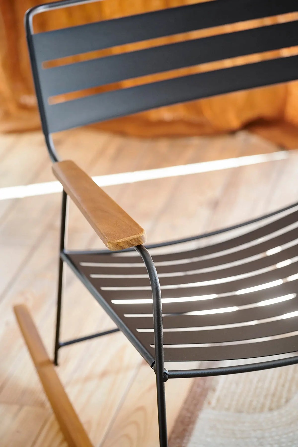 Fermob Surprising keinutuoli poppy Fermob