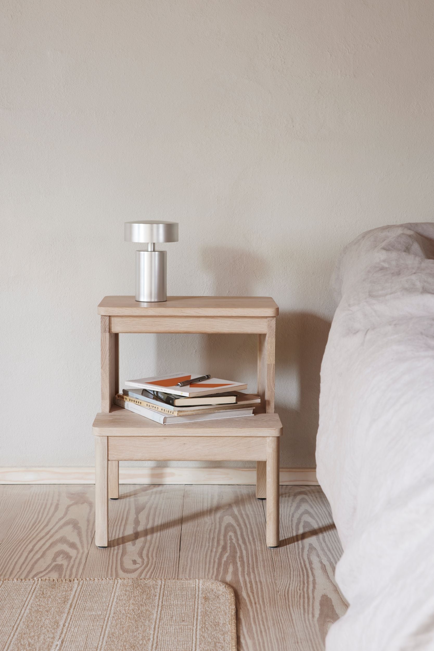 Form & Refine A Line porrasjakkara valkoöljytty tammi Form & Refine