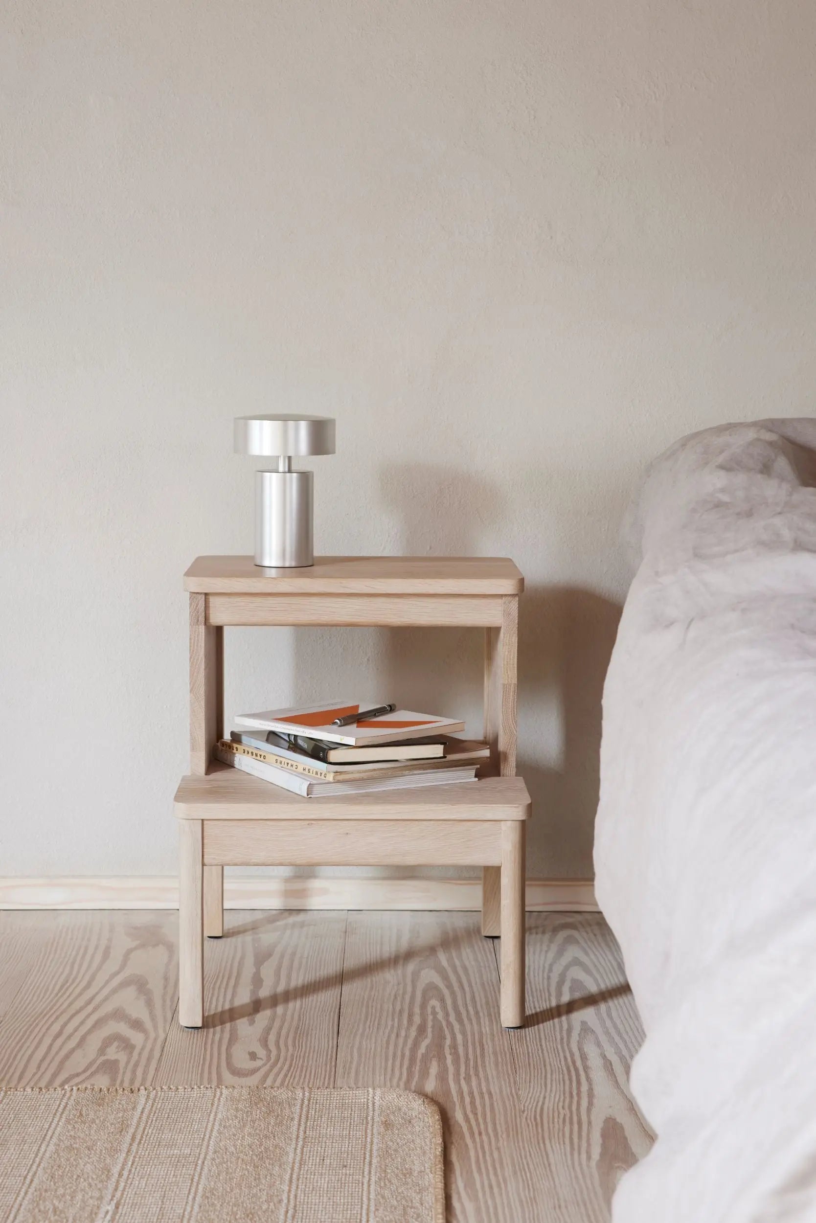 Form & Refine A Line porrasjakkara valkoöljytty tammi Form & Refine