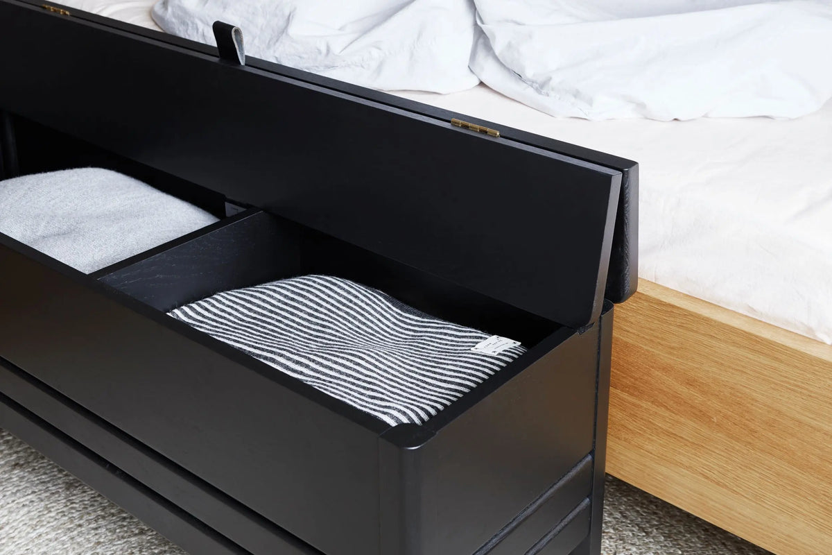 Form & Refine A Line säilytyspenkki 111 musta Form & Refine