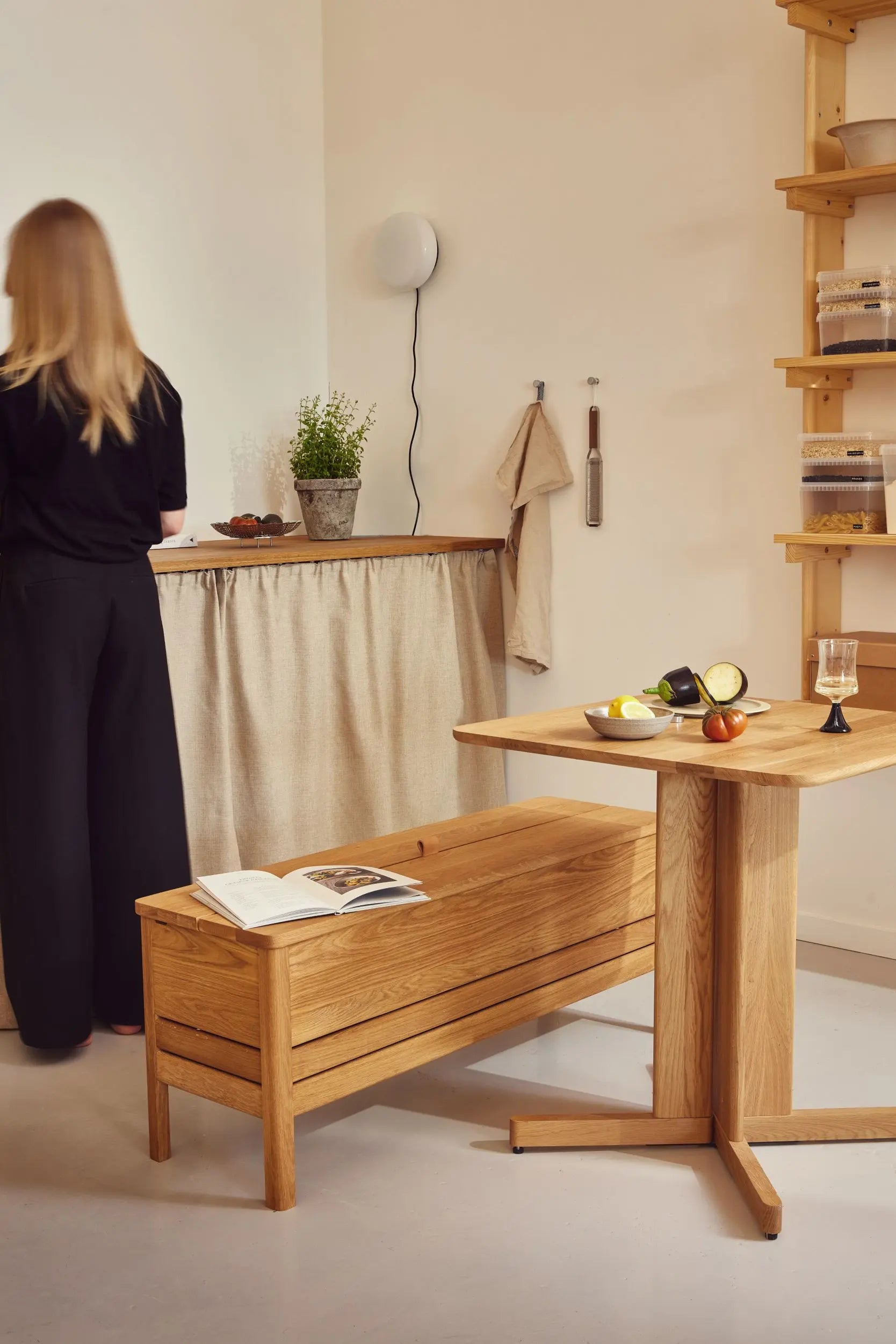 Form & Refine A Line säilytyspenkki 111 tammi Form & Refine