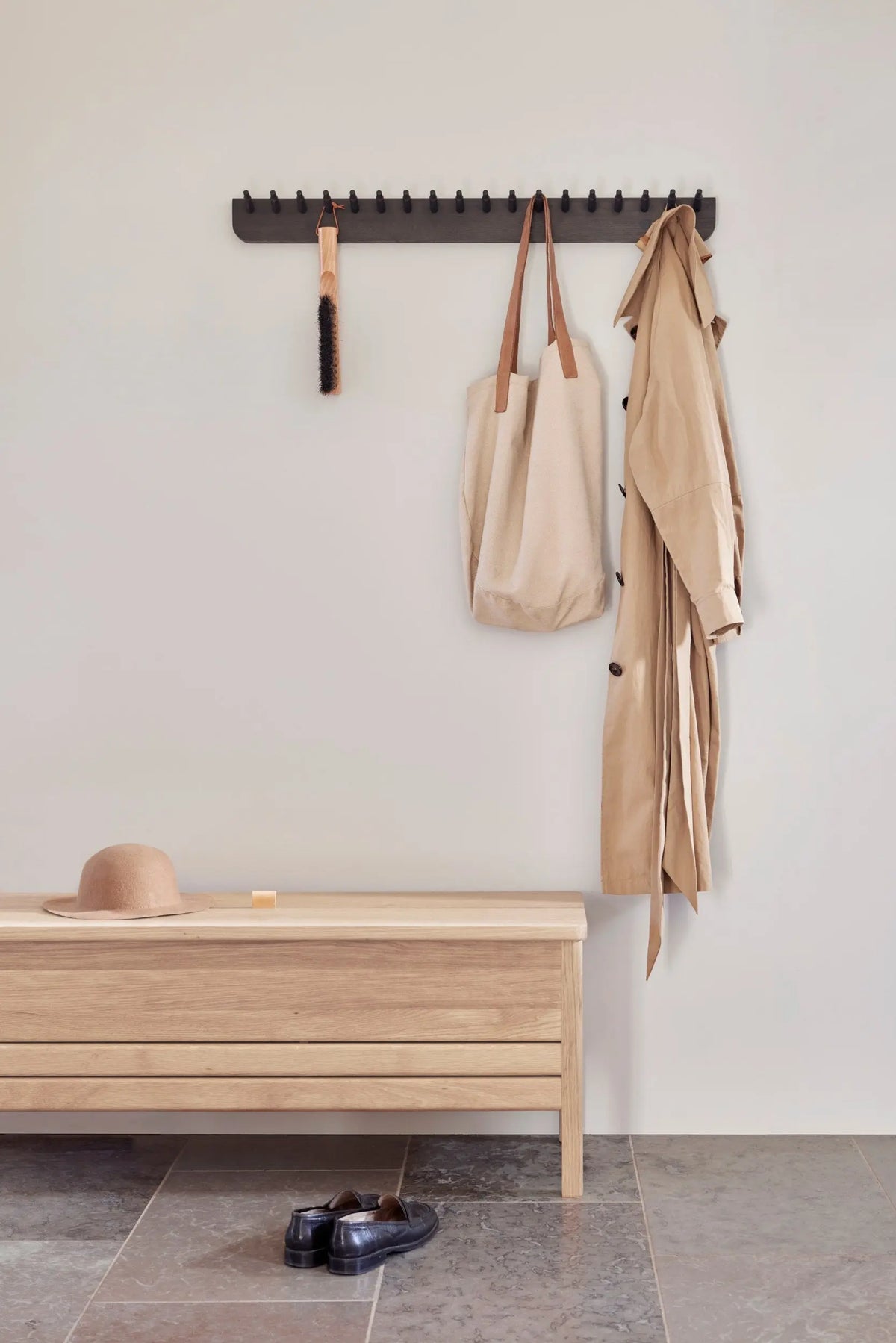 Form & Refine A Line säilytyspenkki 111 valkoöljytty tammi Form & Refine