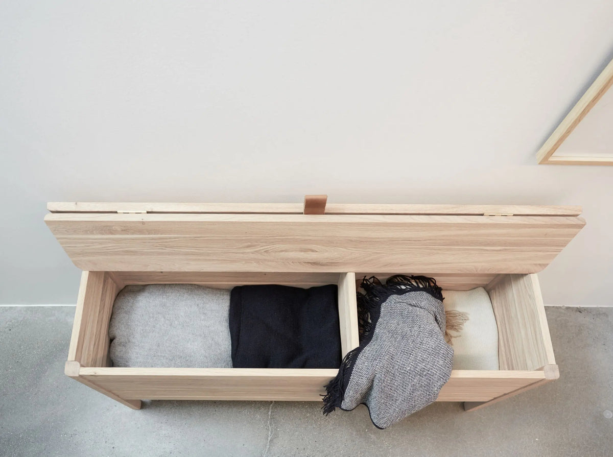 Form & Refine A Line säilytyspenkki 111 valkoöljytty tammi Form & Refine