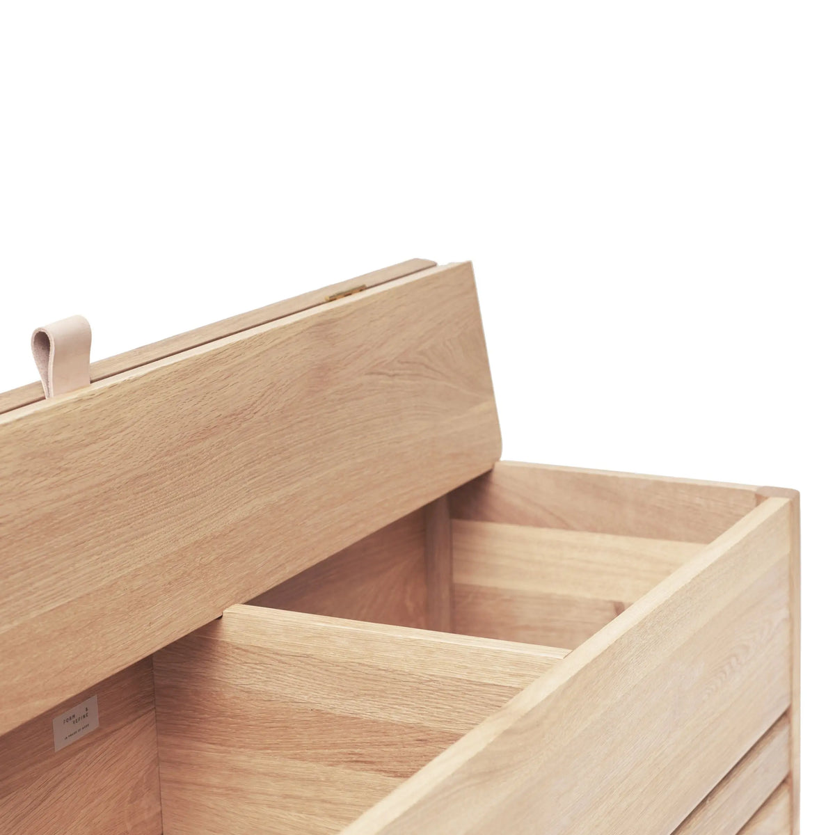 Form & Refine A Line säilytyspenkki 111 valkoöljytty tammi Form & Refine