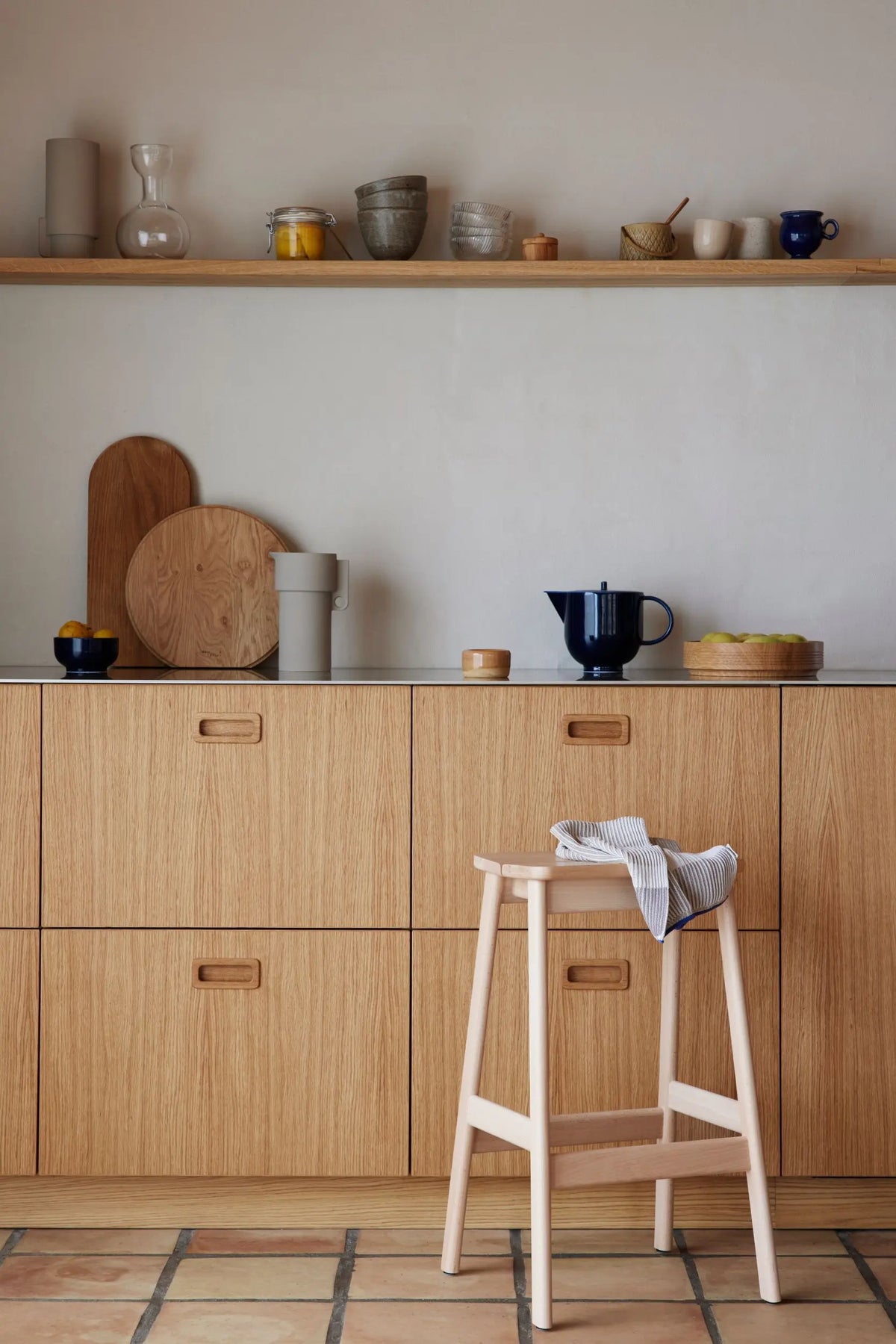 Form & Refine Angle 65 baarituoli pyökki Form & Refine