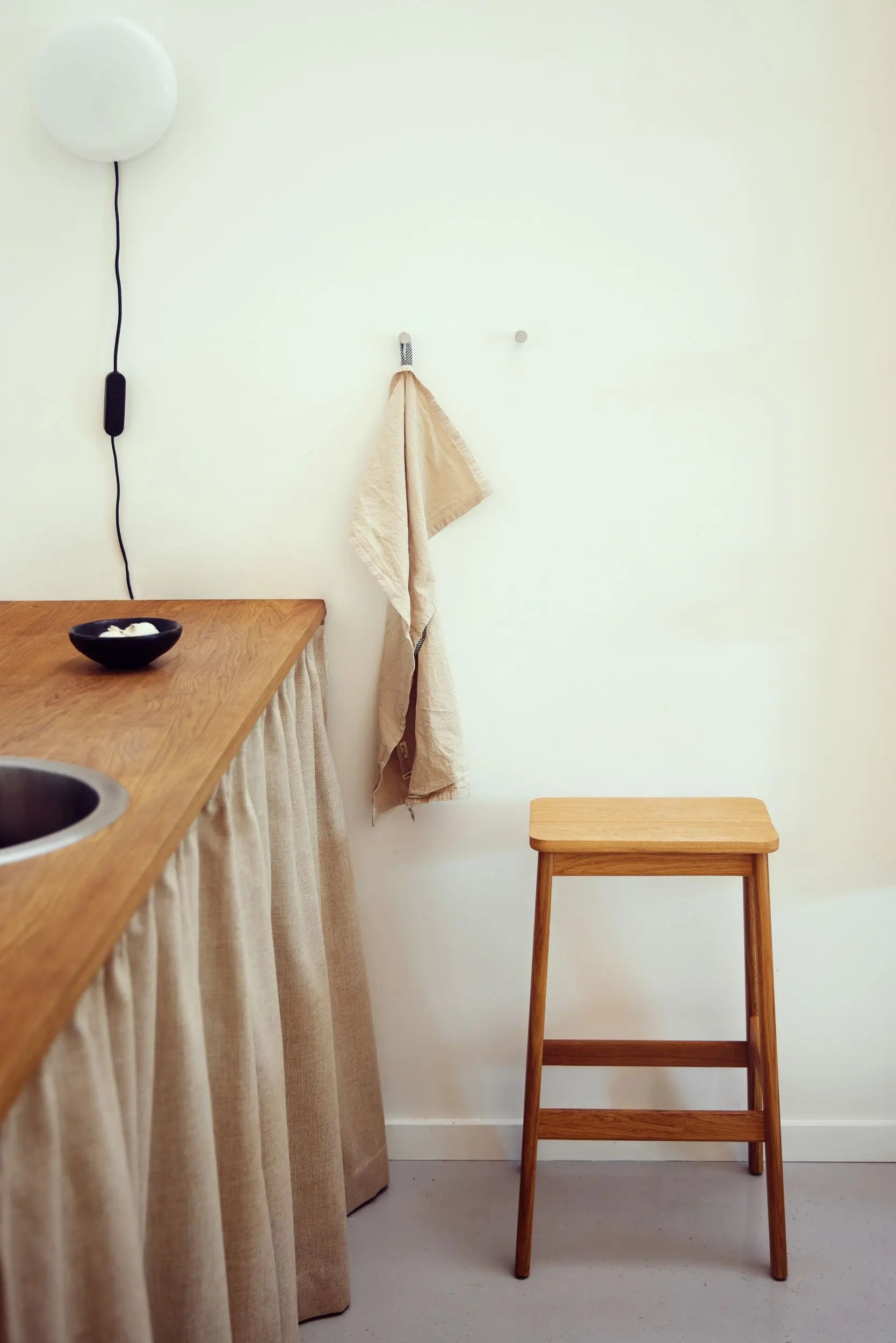 Form & Refine Angle 65 baarituoli tammi Form & Refine