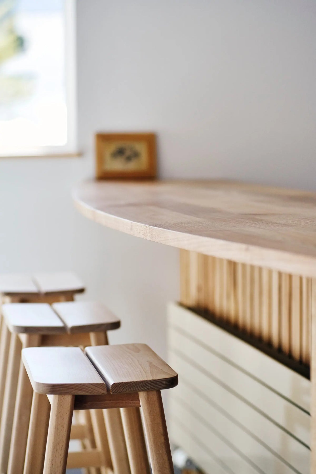 Form & Refine Angle 65 baarituoli tammi Form & Refine