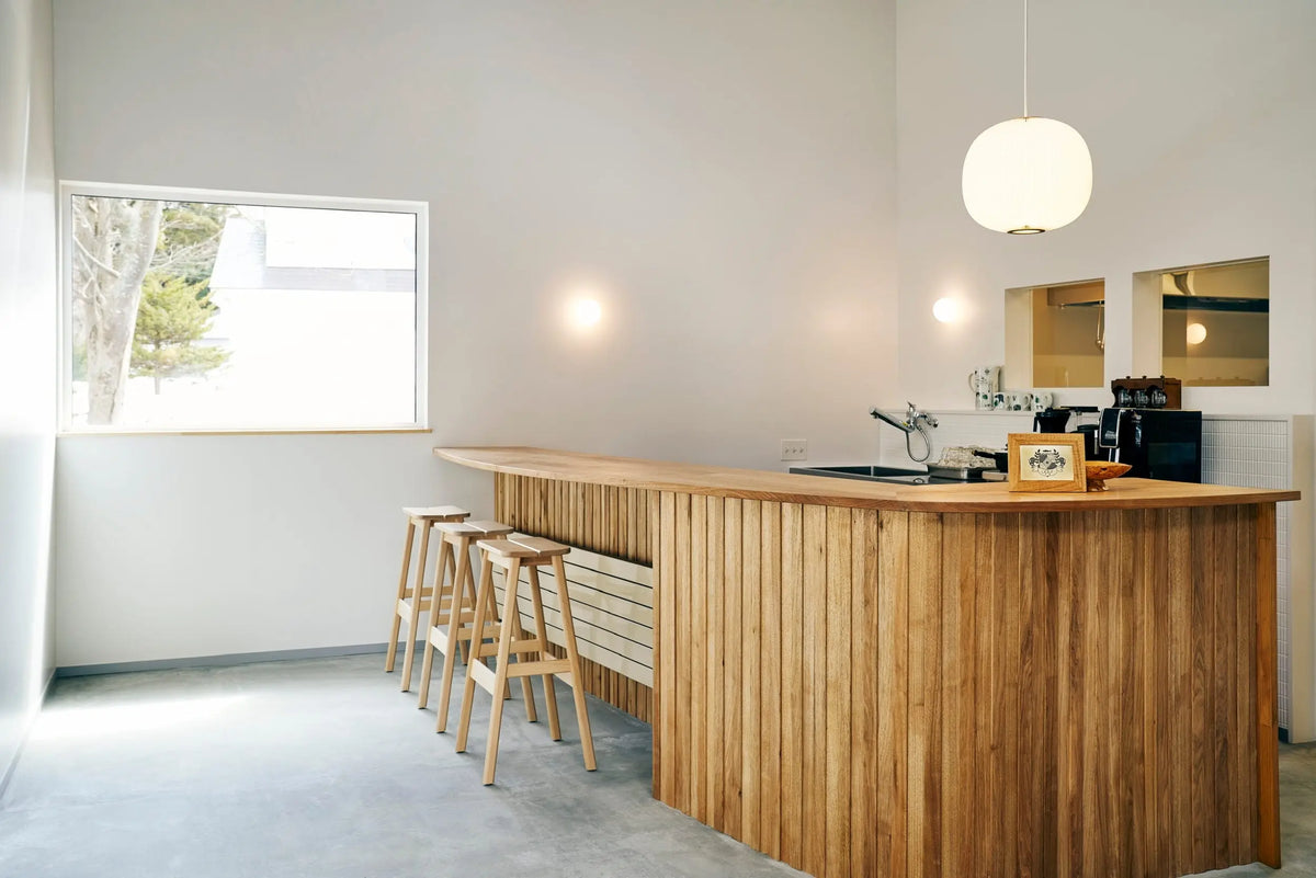 Form & Refine Angle 65 baarituoli tammi Form & Refine