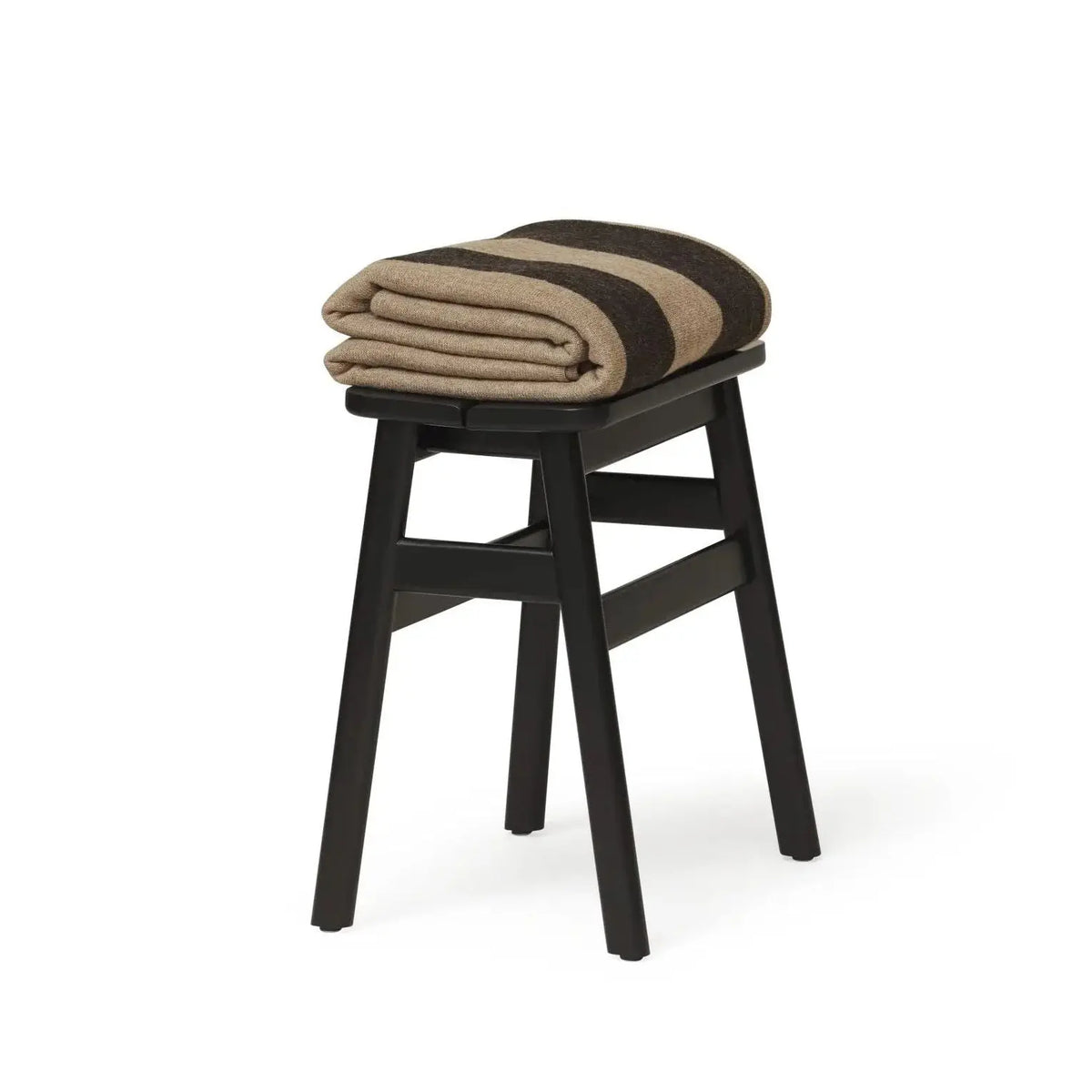 Form & Refine Angle jakkara 45 musta Form & Refine