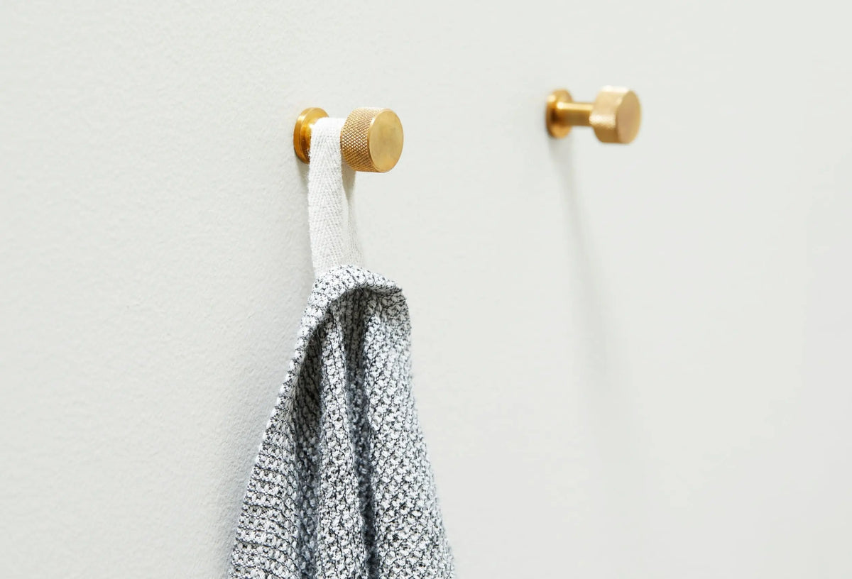 Form & Refine Angle ripustin iso messinki Form & Refine