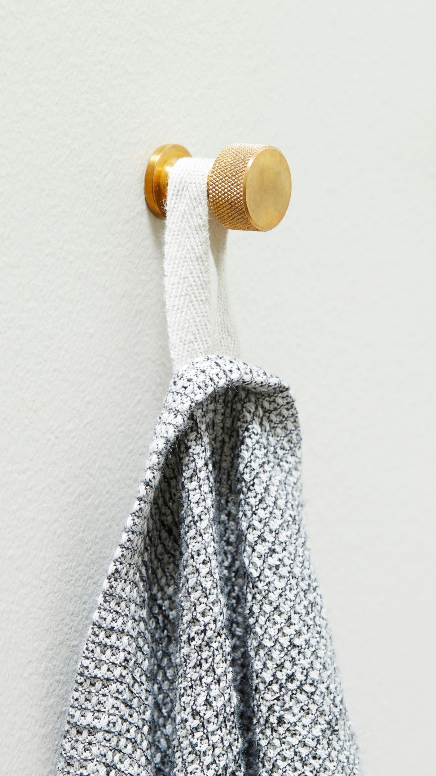 Form & Refine Angle ripustin iso messinki Form & Refine