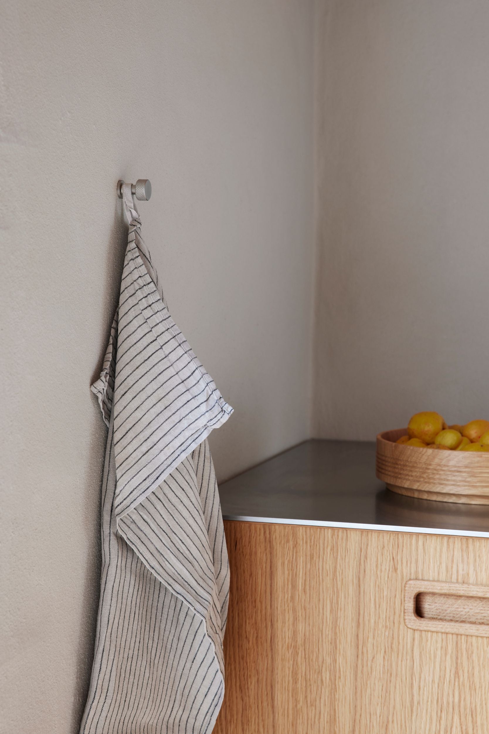 Form & Refine Angle ripustin pieni teräs Form & Refine