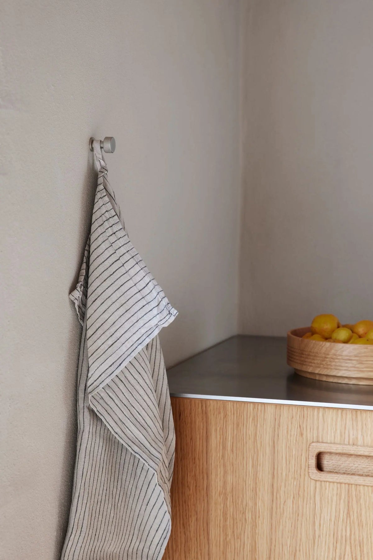 Form & Refine Angle ripustin pieni teräs Form & Refine