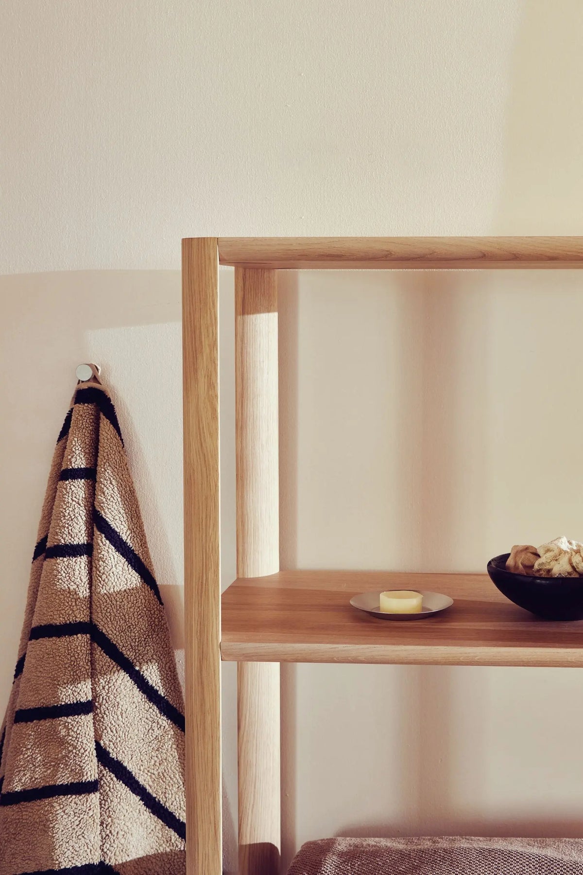 Form & Refine Angle ripustin pieni teräs Form & Refine