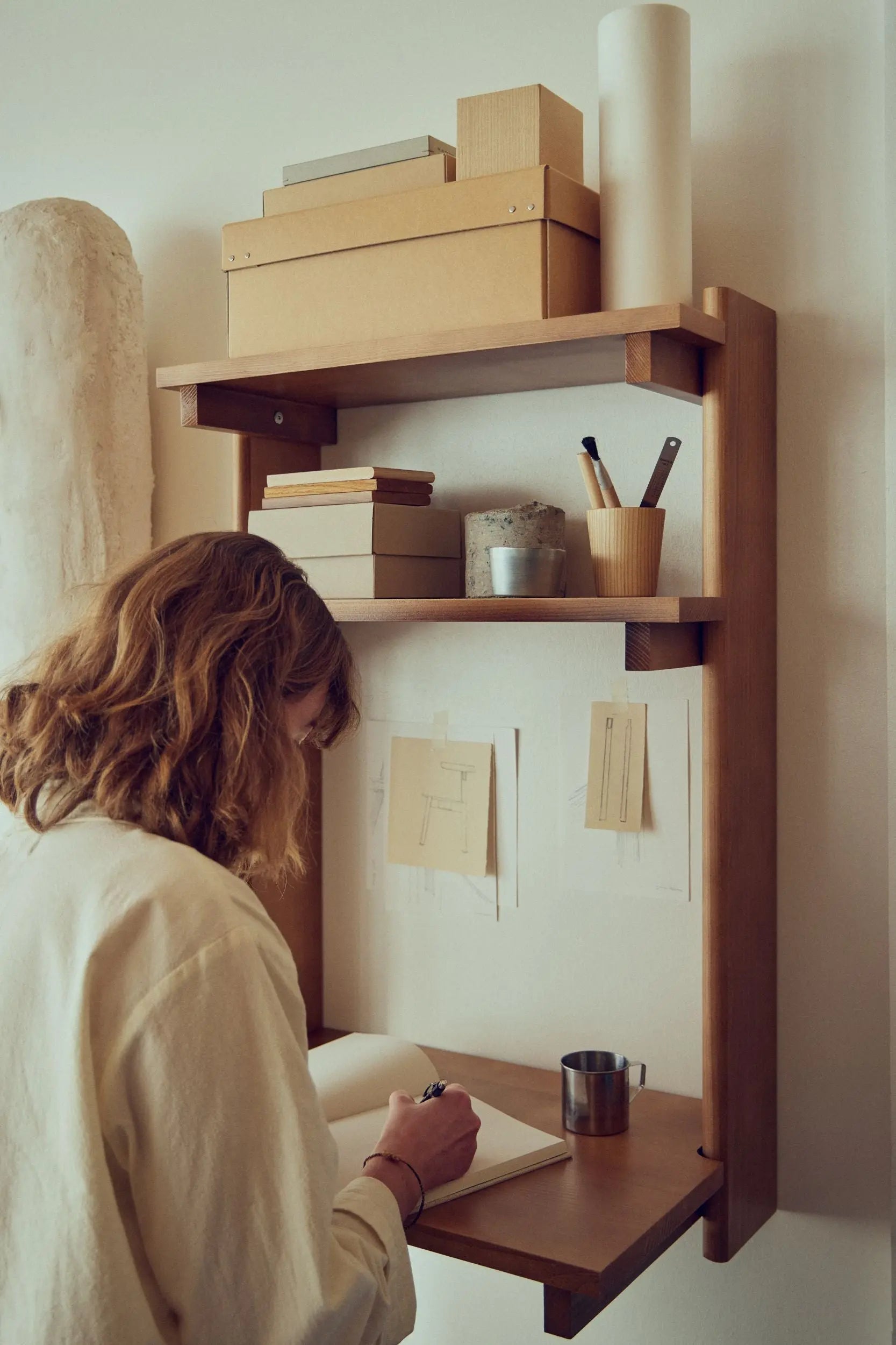 Form & Refine Beam 3 hylly työpisteellä ruskea mänty Form & Refine