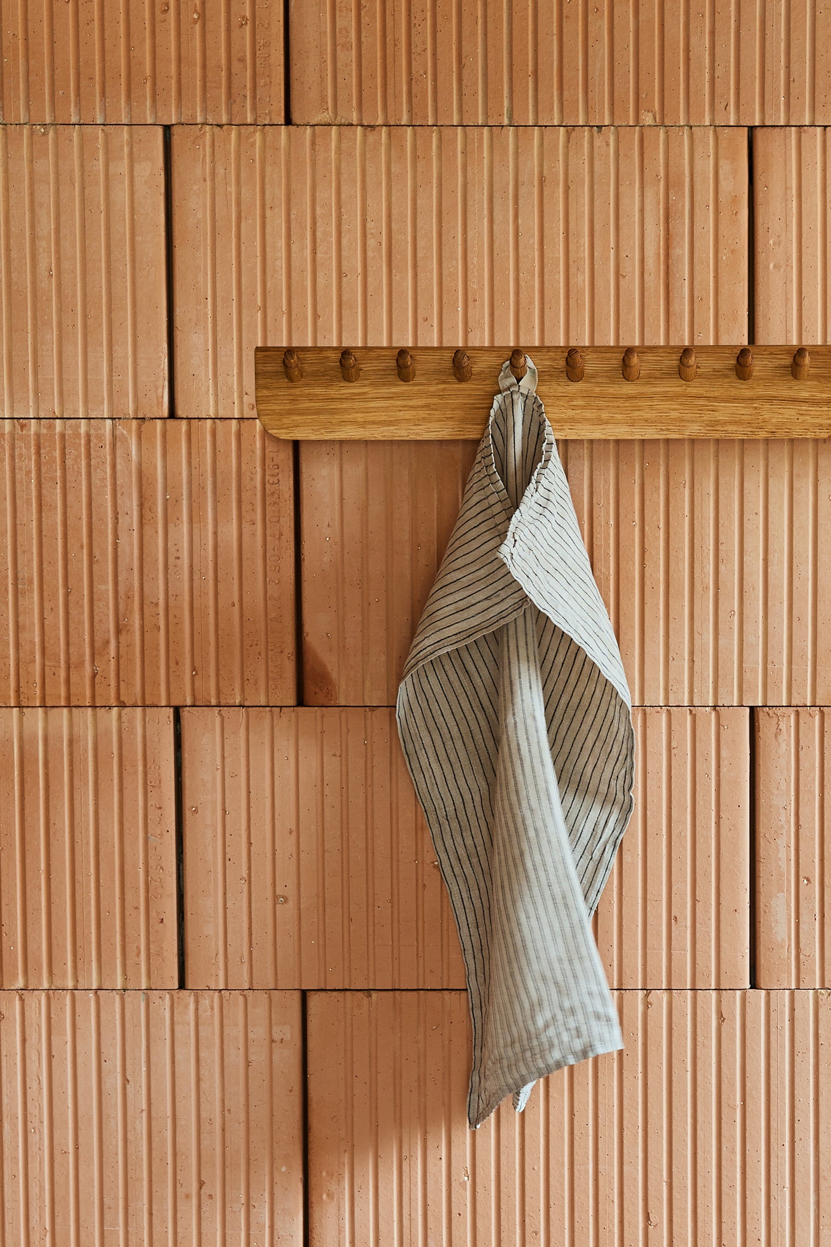 Form & Refine Echo naulakko 88 cm tammi Form & Refine