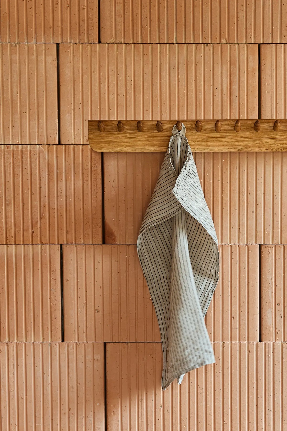 Form & Refine Echo naulakko 88 cm tammi Form & Refine