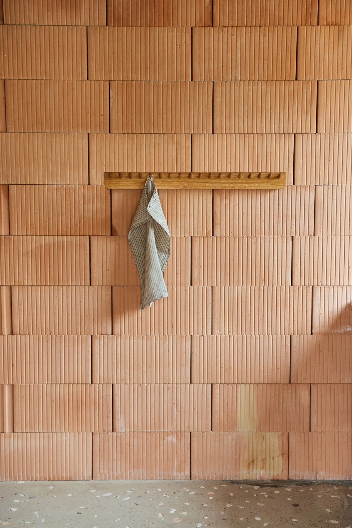 Form & Refine Echo naulakko 88 cm tammi Form & Refine