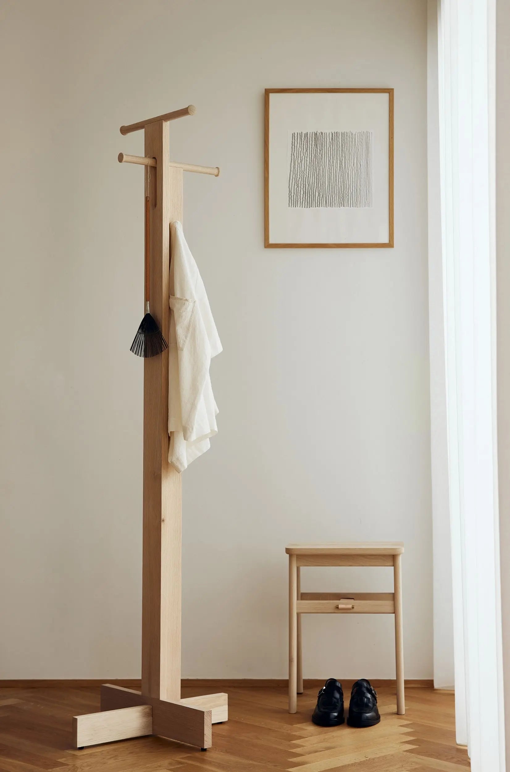 Form & Refine Foyer pystynaulakko valkoöljytty tammi Form & Refine