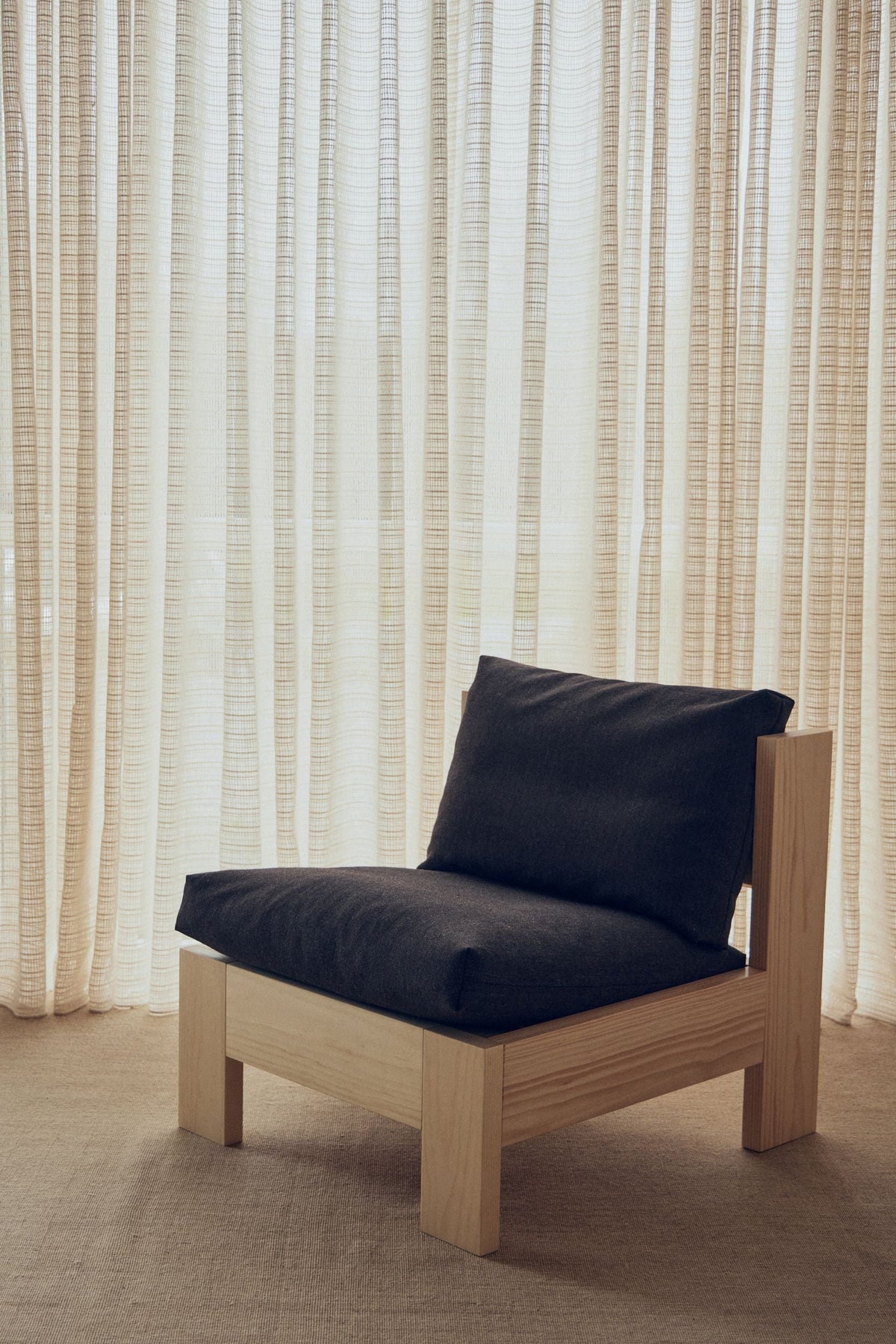 Form & Refine Icon lepotuoli mänty/Technicolour 370 Form & Refine