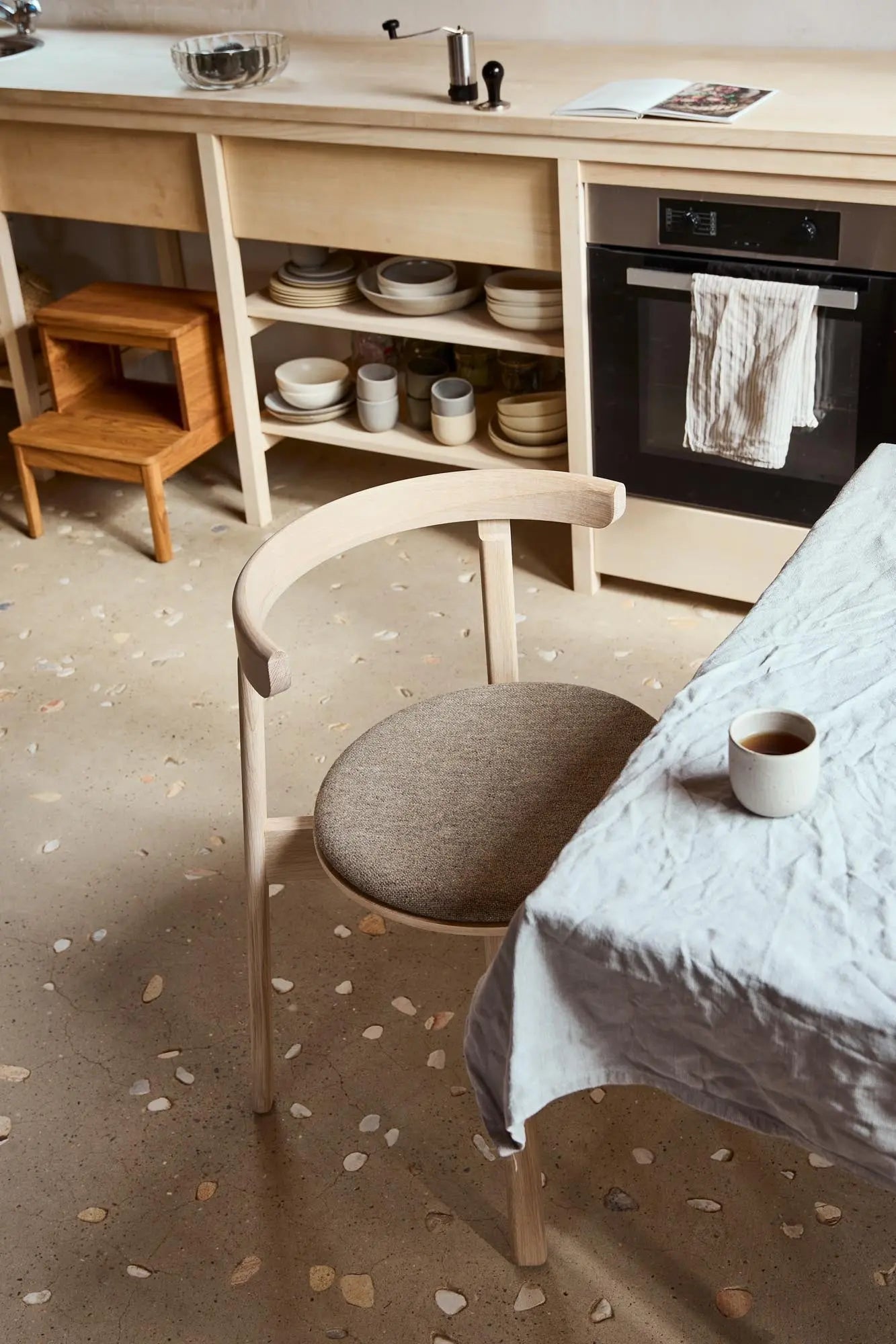 Form & Refine Lunar tuoli valkoöljytty tammi/Hallingdal 227 Form & Refine