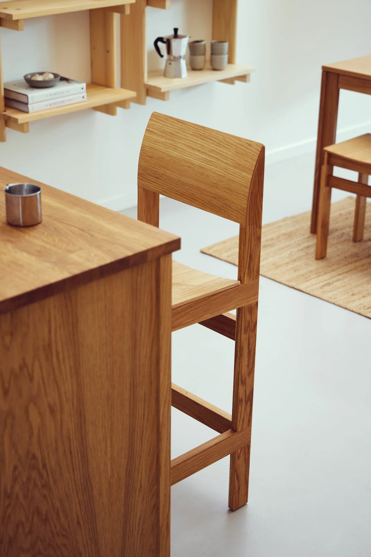 Form & Refine Sonder baarituoli 65 tammi Form & Refine