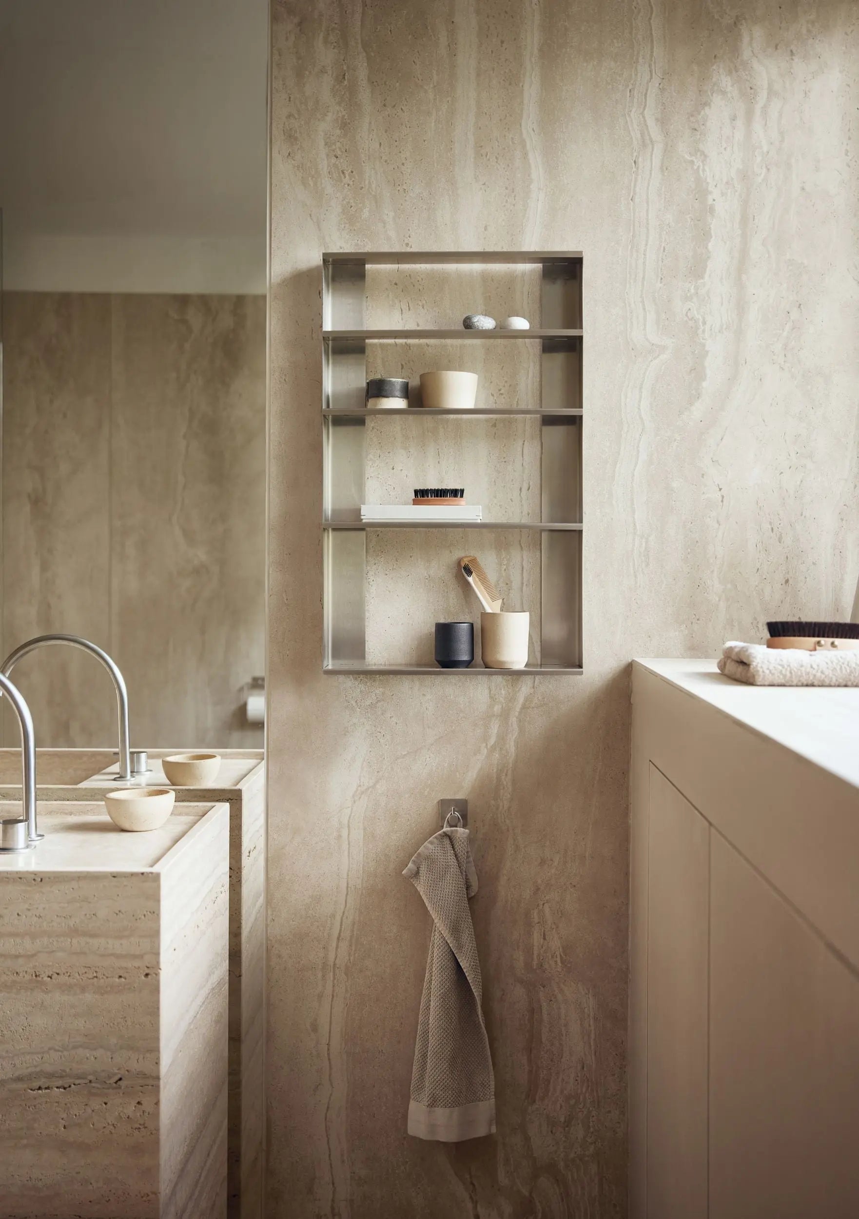 Form & Refine Taper seinähylly 40x65 ruostumaton teräs Form & Refine