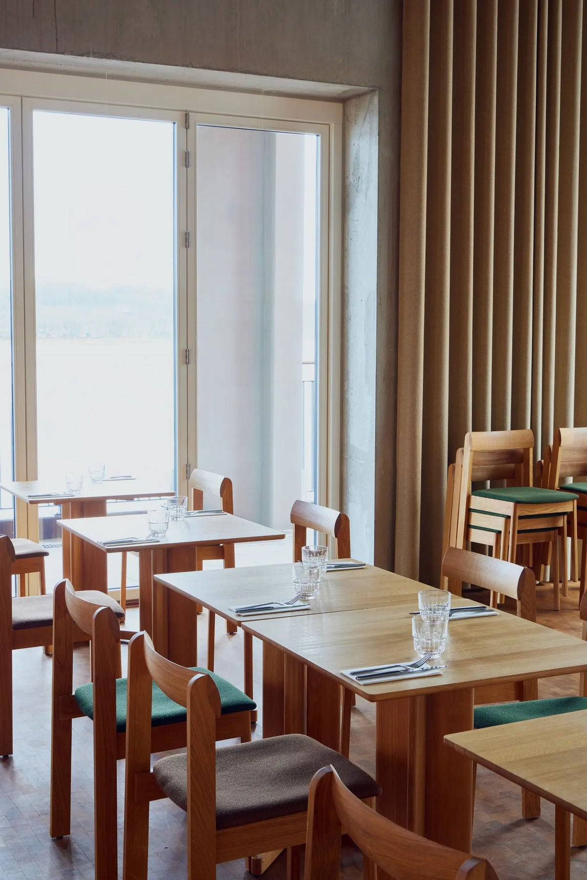 Form & Refine Trefoil pöytä 68x68 tammi Form & Refine