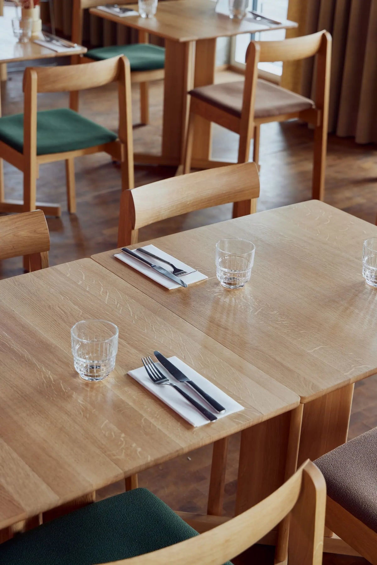 Form & Refine Trefoil pöytä 68x68 tammi Form & Refine