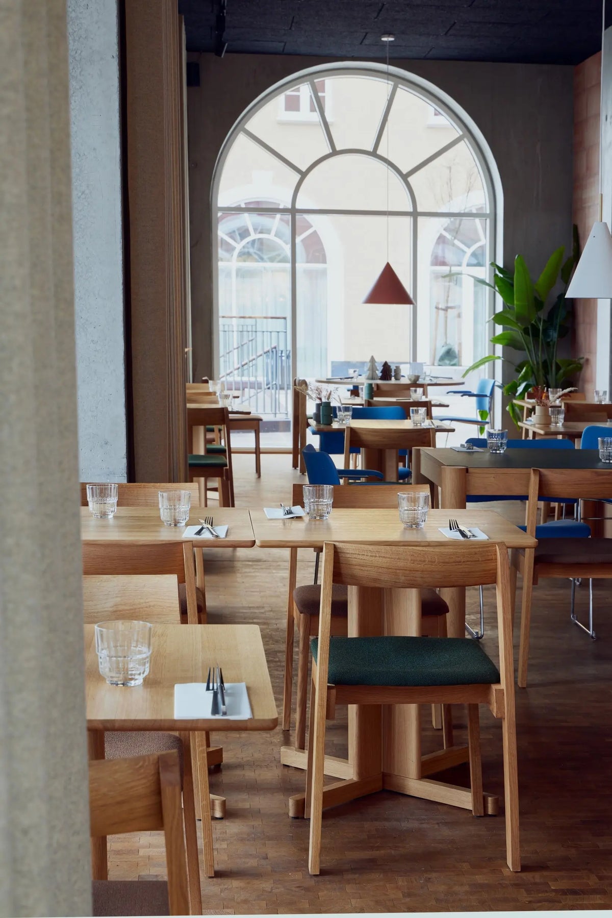 Form & Refine Trefoil pöytä 68x68 tammi Form & Refine