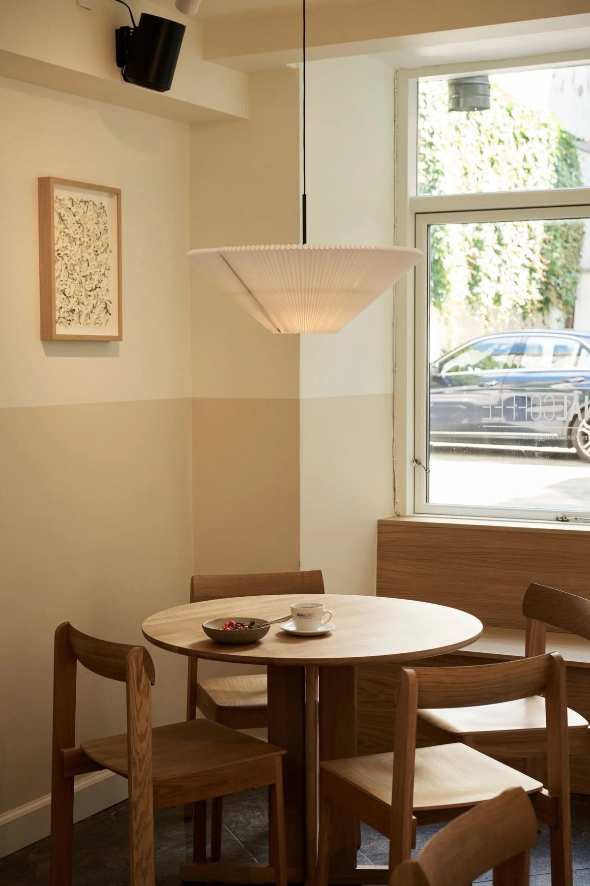 Form & Refine Trefoil pöytä Ø75 tammi Form & Refine